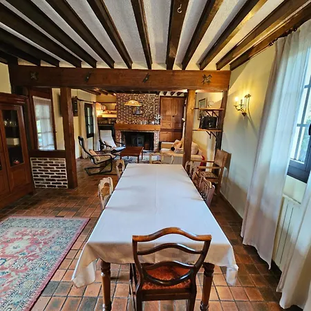 Dom wakacyjny Maison Normande Au Coeur Du Bec-Hellouin Vue Sur L'Abbaye *